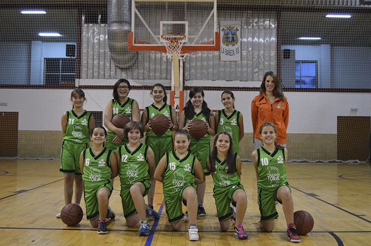 Equipo alevín femenino de baloncesto del Club Deportivo Atlético Bañezano, con su entrenadora Laura Salgado.