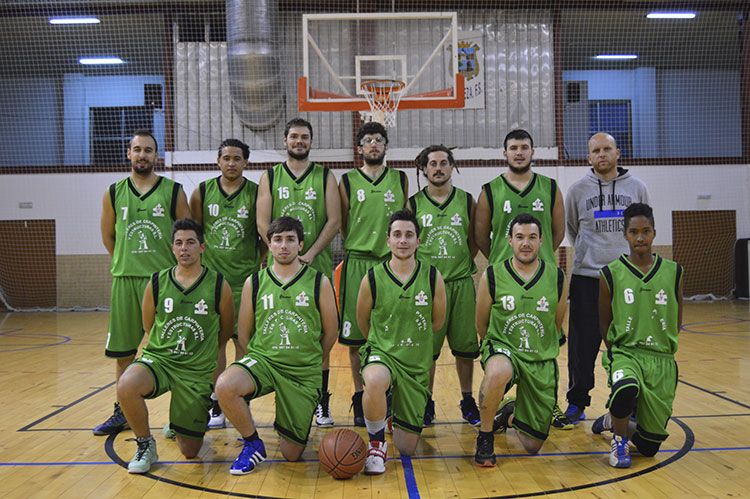 El equipo de baloncesto senior A está entrenado por Adrián Benavides.
