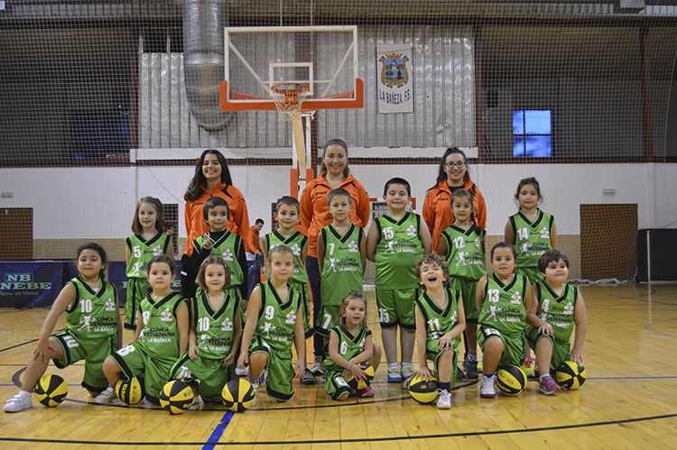 Equipo prebenjamín mixto de baloncesto, la ‘cantera’ del Club D. Atlético Bañezano; sus entrenadoras son Anabel Prada, Nazaret Nistal y Alicia González.