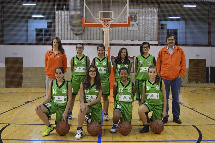 Plantilla del equipo infantil femenino de baloncesto con los entrenadores Laura Salgado y Lesmes Moratinos.