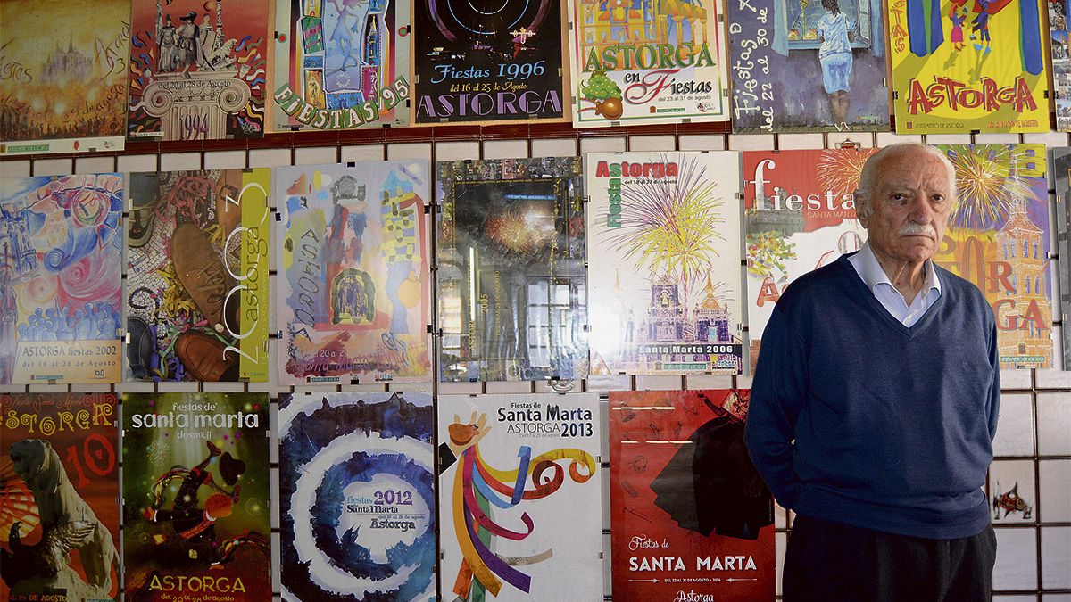 Antonio Martínez coleccionaba además carteles de las fiestas. | PATRICIA FERRERO