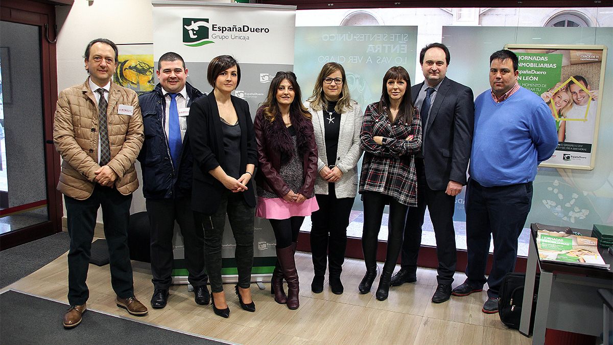 Momento de la inauguración de la jornada con la directora territorial de EspañaDuero en León, Margarita Serna, y representantes de cinco agencias de la propiedad inmobiliaria de la ciudad.