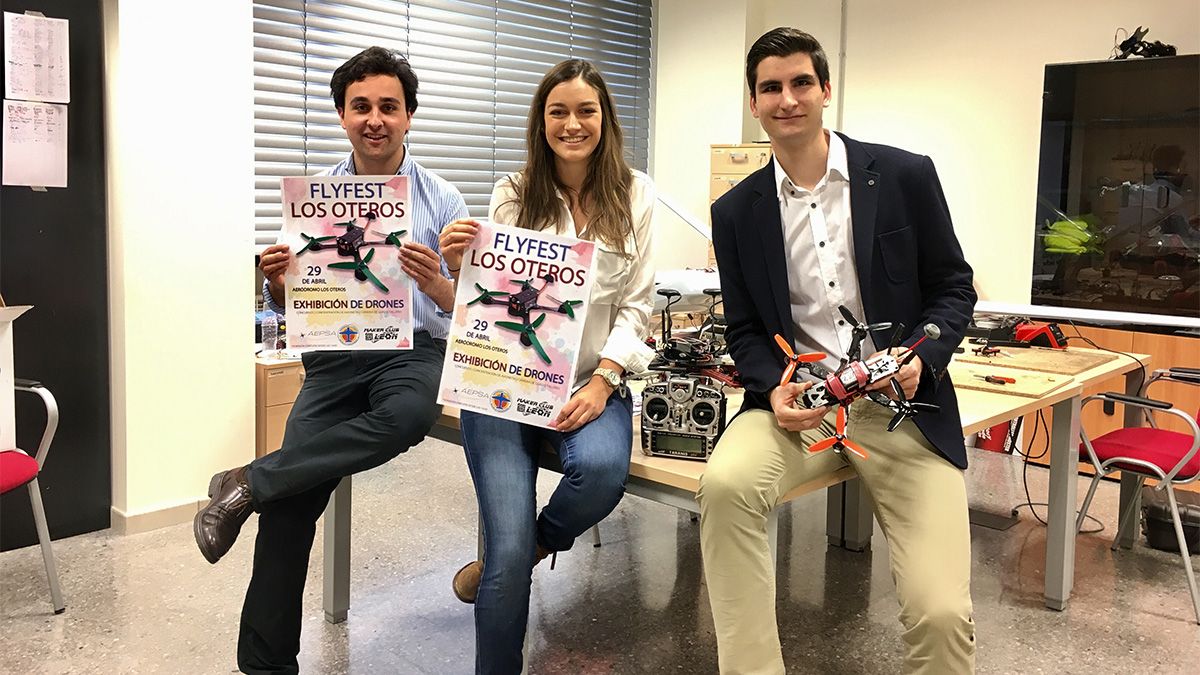 José María Fernández, gerente del aeródromo, Laura González, presidenta de Maker Club León, y David Boñar, presidente de AEPSA, durante la presentación del cartel.