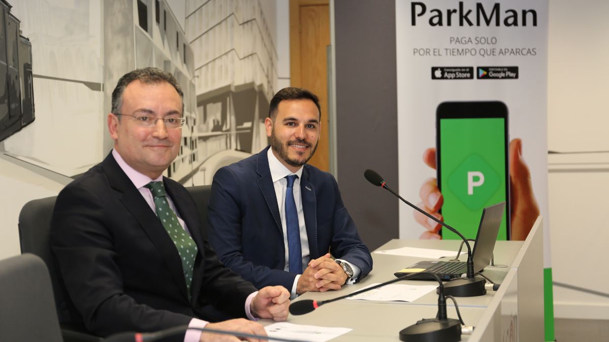 Fernando Salguero y Enrique Aguilar presentaron ayer la nueva aplicación para la zona ORA. | CÉSAR