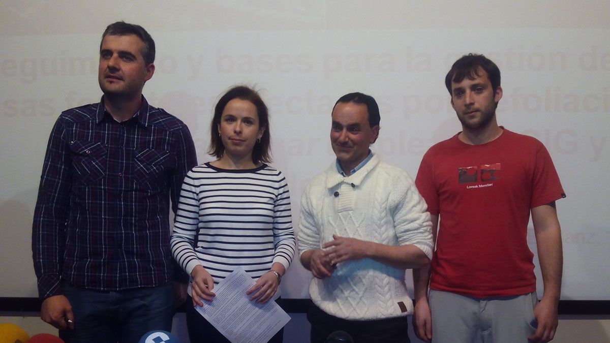 El equipo investigador de la ULE y el pedáneo de Fresnedo, ayer en la presentación en Ponferrada. | L. N. C.