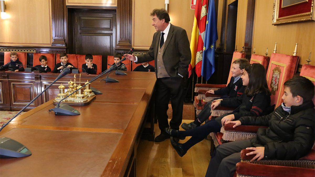 García Prieto junto a algunos alumnos en el salón de plenos de San Marcelo. | L.N.C.