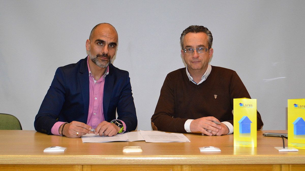 Jorge Sainz, presidente de Lares Castilla y León (d), y Héctor García, director de Proyectos de Carflor (i), en el momento de la firma del acuerdo.