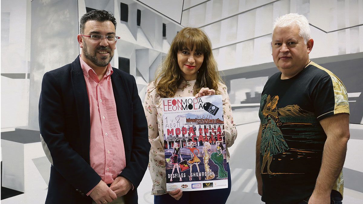 Pedro Llamas, Amparo Blanco y Santiago García ‘Didesant’ en la presentación del proyecto ‘Moda en la calle’. | CÉSAR Pedro Llamas, Amparo Blanco y Santiago García ‘Didesant’ en la presentación del proyecto ‘Moda en la calle’. | CÉSAR