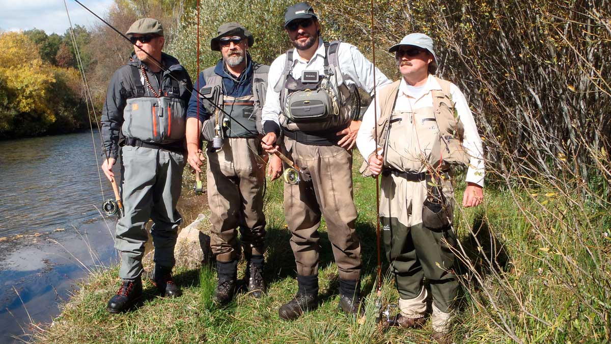 Un grupo de pescadores, listos para una jornada en el río. | R.P.N.