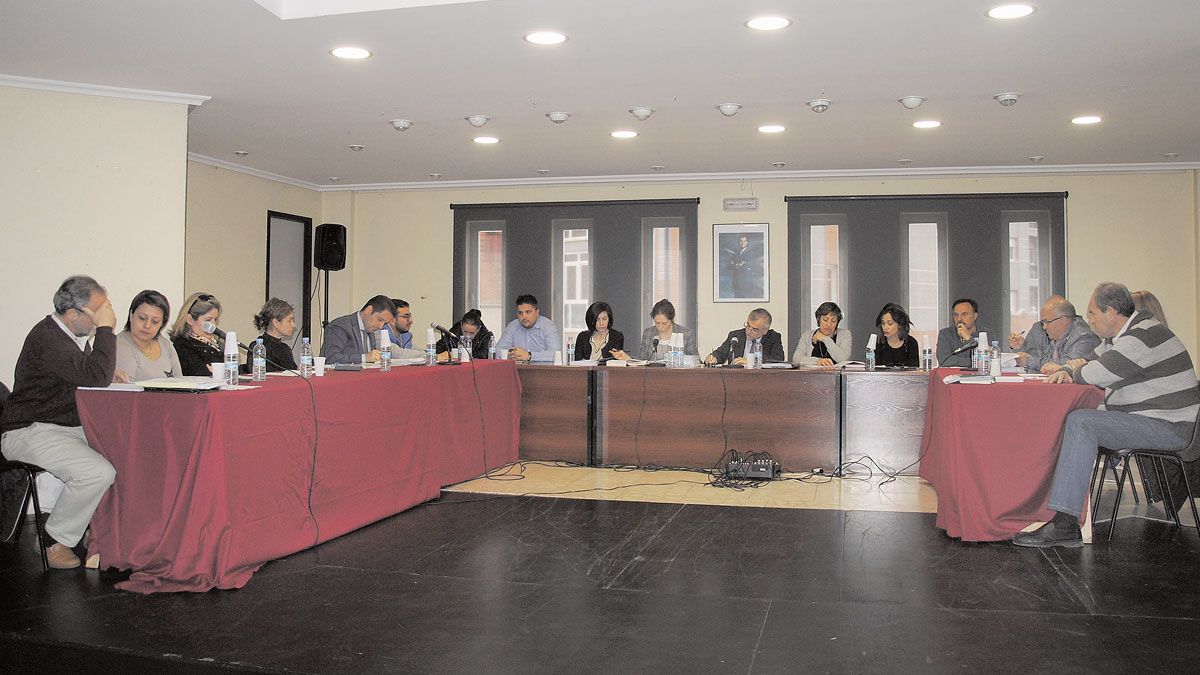 El pleno se celebró en el Centro Cultural por las obras del Consistorio. | ABAJO
