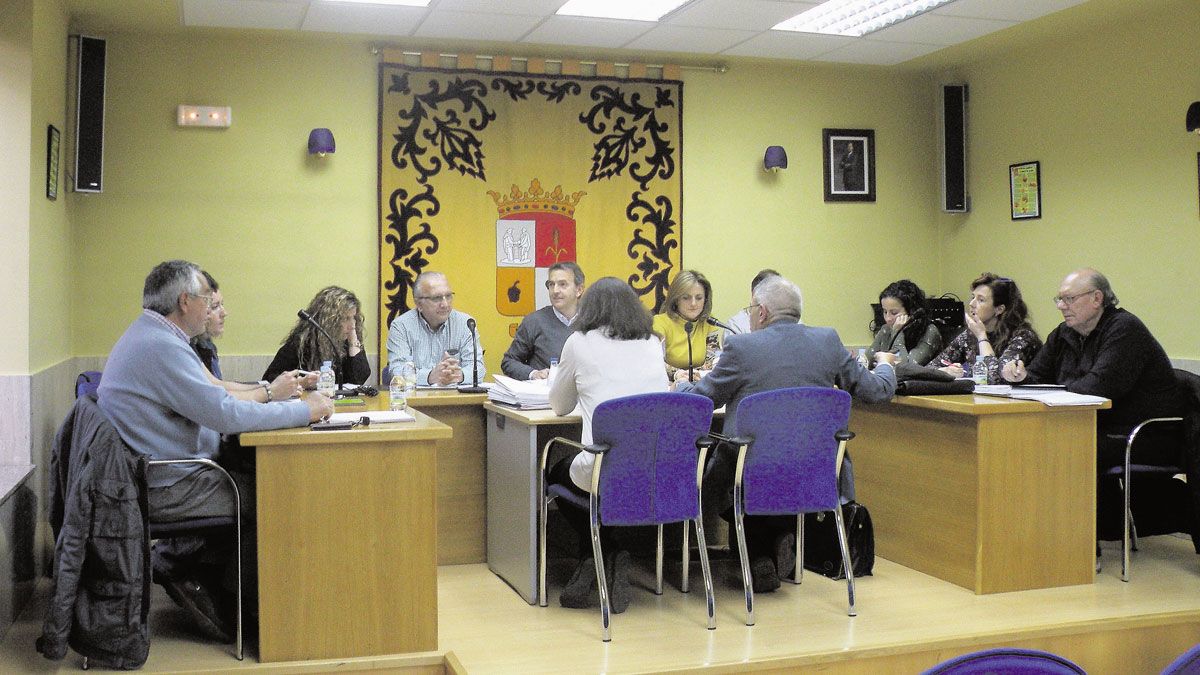 Un momento del pleno celebrado ayer en el Ayuntamiento de La Robla. | E. Niño
