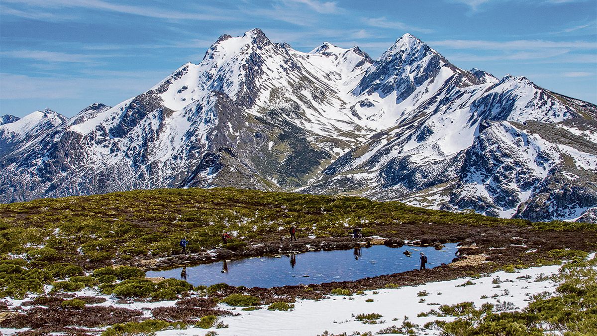 Los picos de Mampodre y la laguna pequeña. | VICENTE GARCÍA