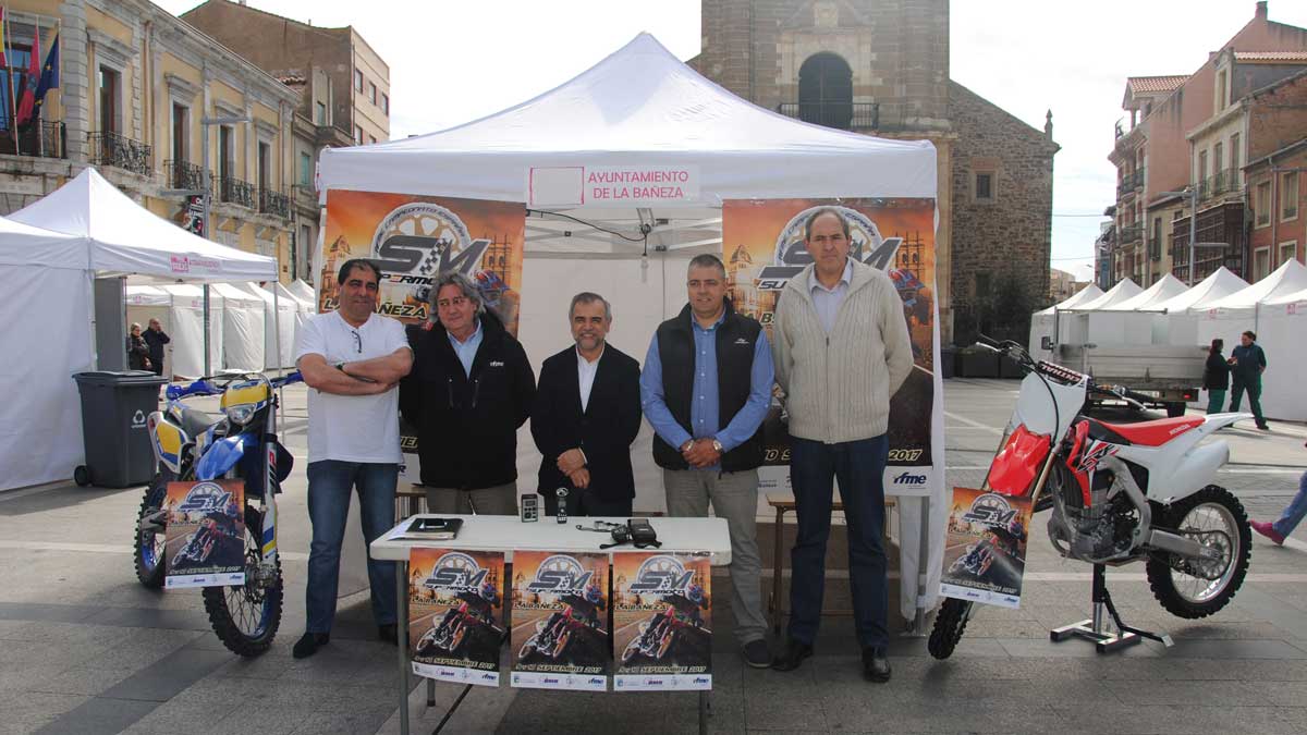 La presentación del club tuvo lugar ayer en la Plaza Mayor bañezana. | ABAJO