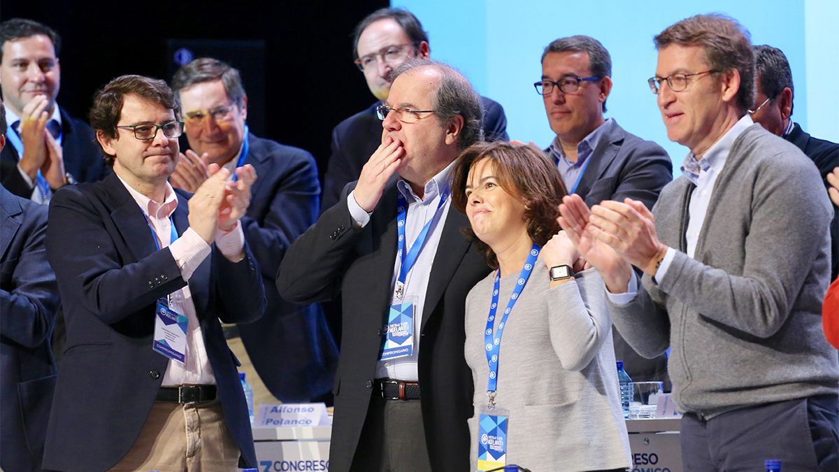 Juan Vicente Herrera después de su discurso de despedida como presidente del PP de Castilla y León. En la imagen junto a Alfonso Fernández Mañueco, Y Soraya Senz de Santamaría. | ICAL