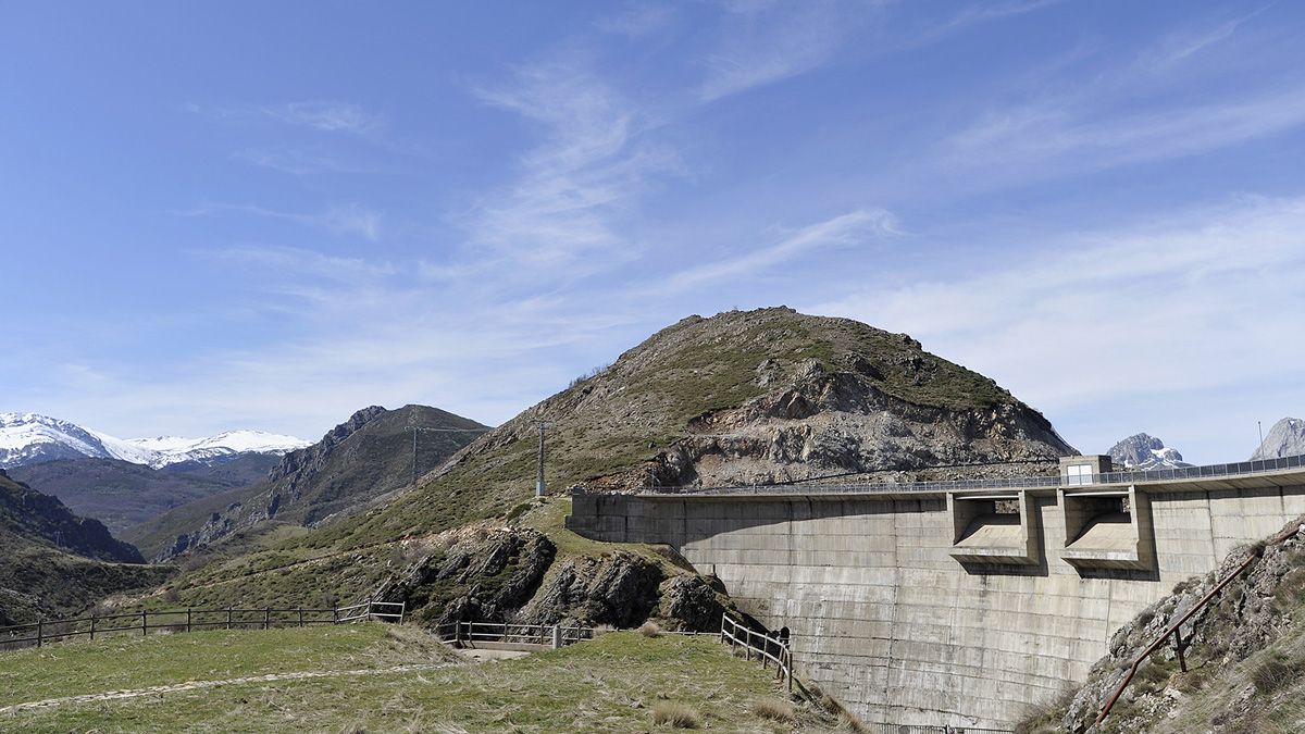 Imagen de la presa del embalse de Casares de Arbas. | REPORTAJE GRÁFICO: DANIEL MARTÍN