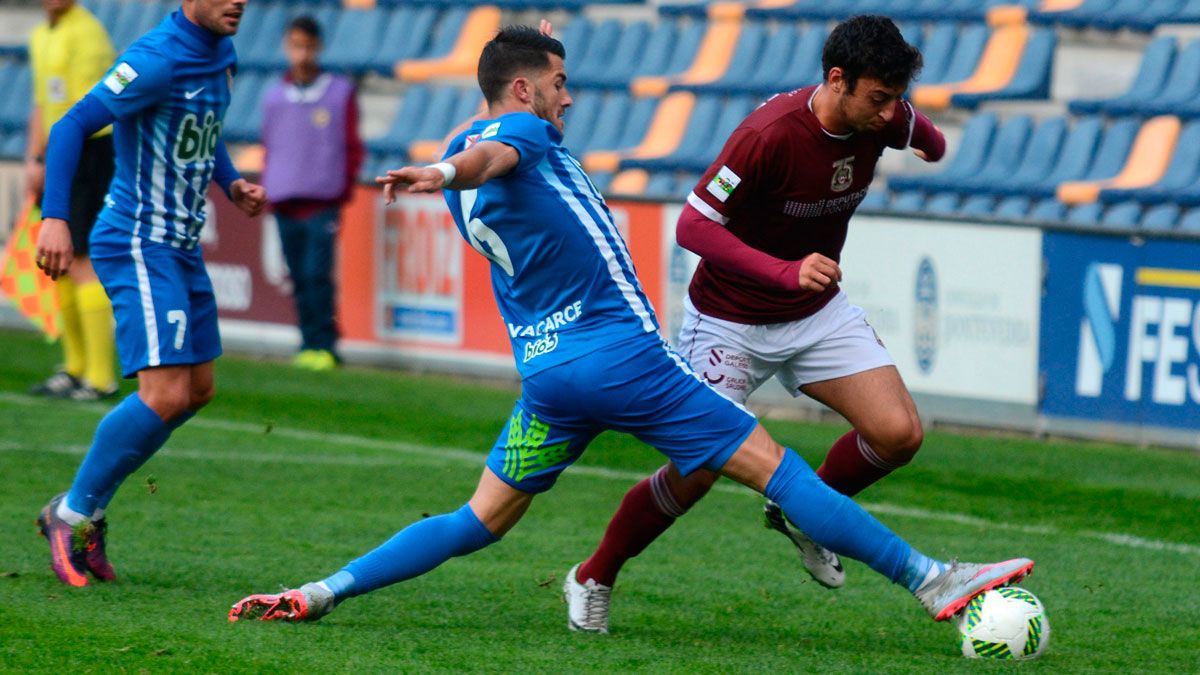 Cidoncha trata de robar un balón en el partido de la primera vuelta. Cidoncha trata de robar un balón en el partido de la primera vuelta.