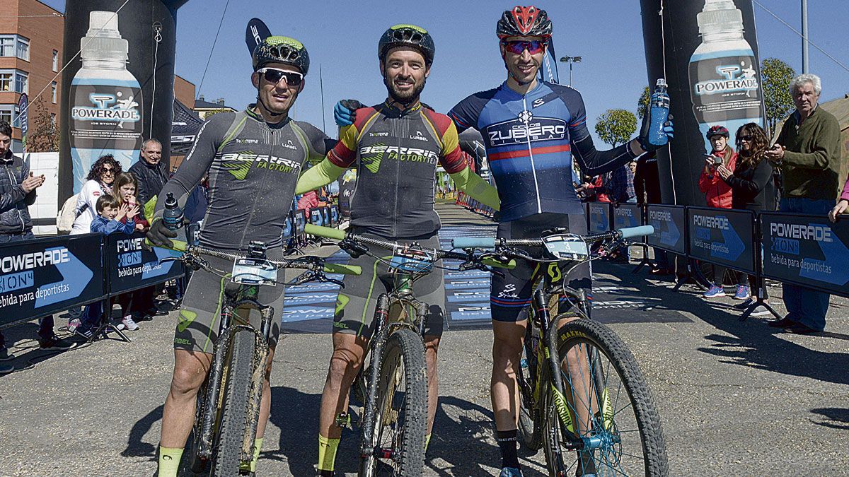 Podio de la carrera con Paco Mancebo como ganador. | MAURICIO PEÑA