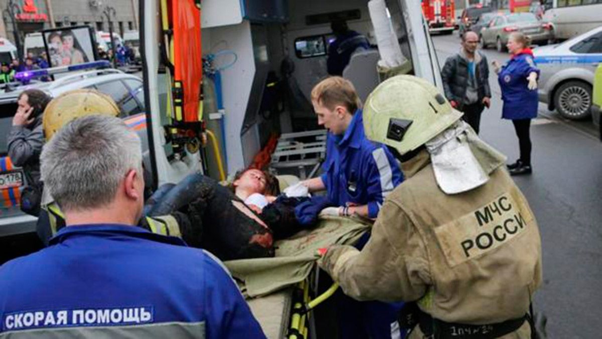 Un equipo de emergencias rescata a uno de los heridos tras el atentado e el metro de San Petersburgo. | ABC