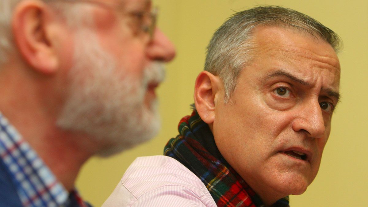 El alcalde de Palacios del Sil, (segundo por la derecha), en una reciente comparecencia. | César Sánchez (ICAL)