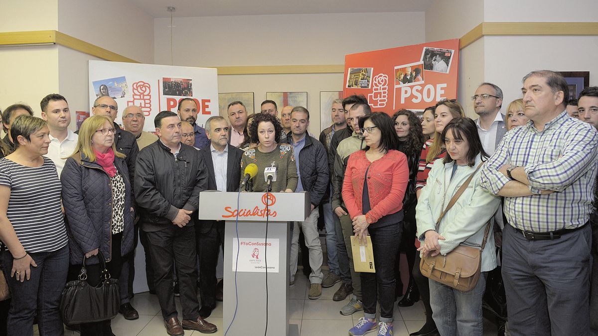 En el centro, Carolina López, alcaldesa de Villagatón, portavoz de la plataforma provincial de apoyo a Susana Díaz. | MAURICIO PEÑA