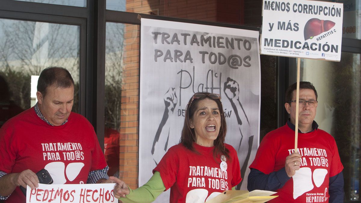 Protesta de la Plataforma berciana de Afectados por Hepatitis C frente a las puertas del Hospital del Bierzo. | César Sánchez (Ical)
