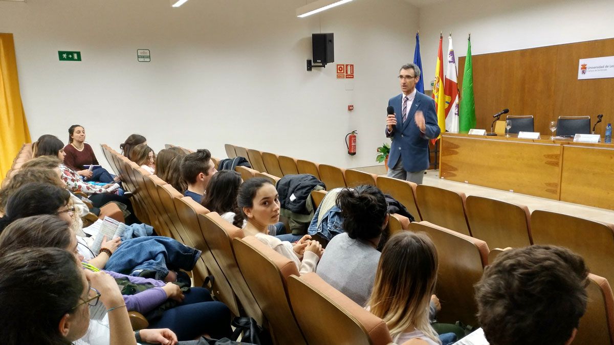 Alumnos bercianos, en una jornada informativa ayer en el campus del Bierzo. | M.I.