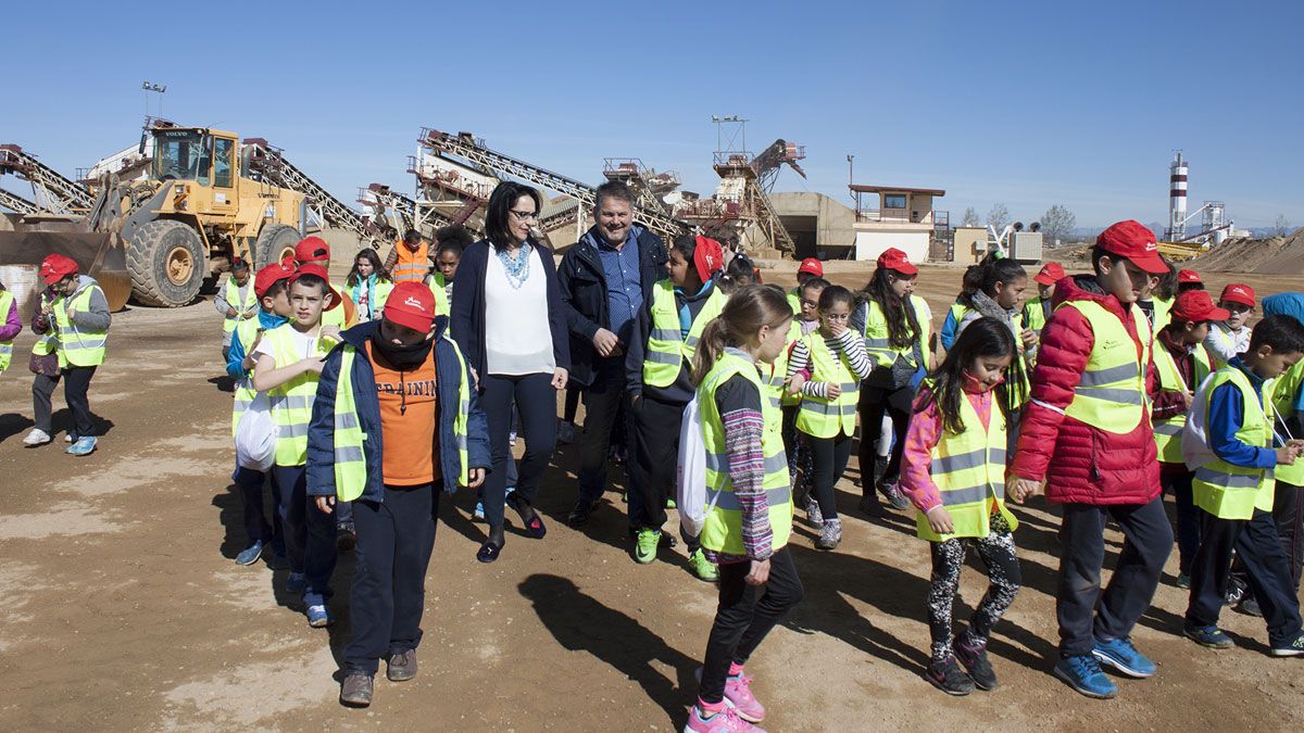 La subdelegada de Gobierno junto a los escolares participantes. | T.G.