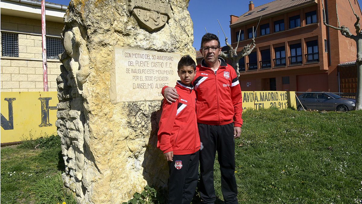 El técnico, Roberto González, junto al niño que anotó el gol y que respaldó la decisión de su entrenador. | MAURICIO PEÑA