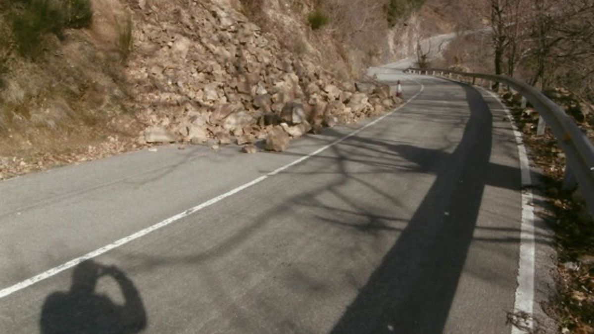 Desprendimiento de piedras y tierra que tiene cortado un carril de la carretera hacia Sigüeya desde hace un mes.