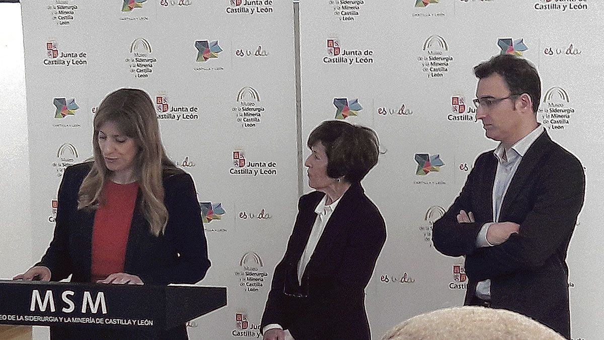 La directora general de políticas culturales, Mar Sancho, inauguró la muestra acompañada de la viuda de Ipiña, Blanca Sarasúa, y Roberto Fernández. | F. FERNÁNDEZ