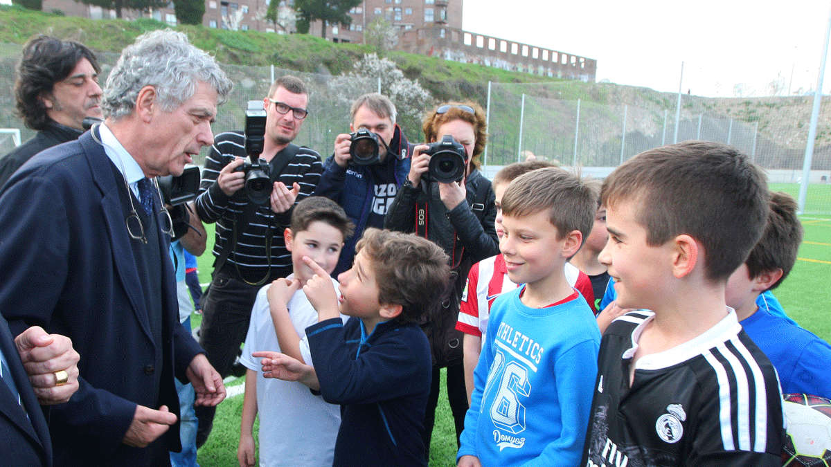 Ángel María Villar inauguró los campos Ramón Martínez y compartió buenos momentos con los más pequeños del fútbol ponferradino. | César Sánchez