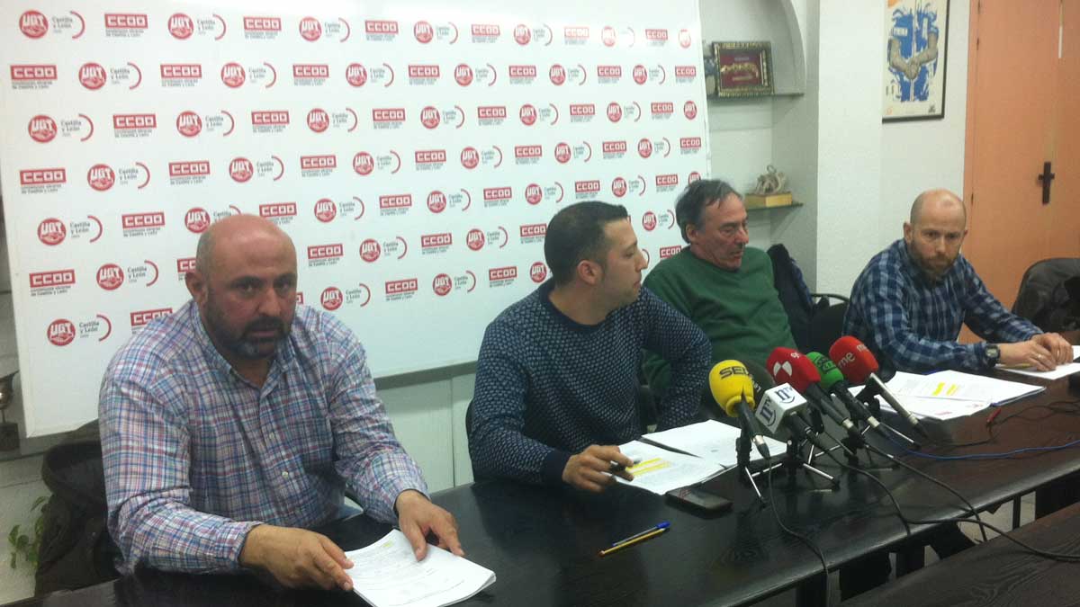 De izquierda a derecha, Juan Miguel Martínez (UGT), Alberto Cuervo (Autransa), Santos Jiménez (CCOO) y Antonio Presa (Autransa). | L.N.C. De izquierda a derecha, Juan Miguel Martínez (UGT), Alberto Cuervo (Autransa), Santos Jiménez (CCOO) y Antonio Presa (Autransa). | L.N.C.