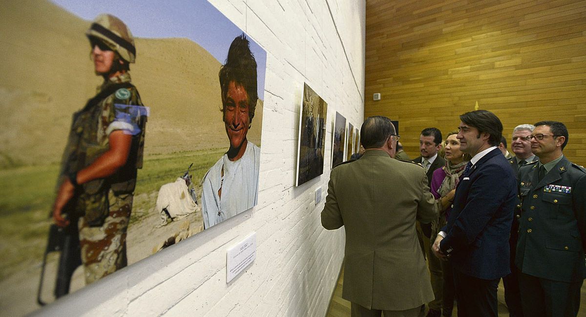 El coronel Manuel del Castillo explicando algunas de las fotografías a los presentes. | MAURICIO PEÑA