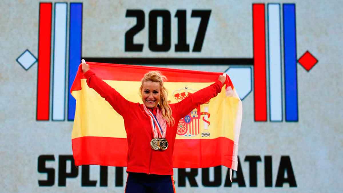 Lydia Valentín, con sus medallas celebrando el título. | @FEDEHALTER