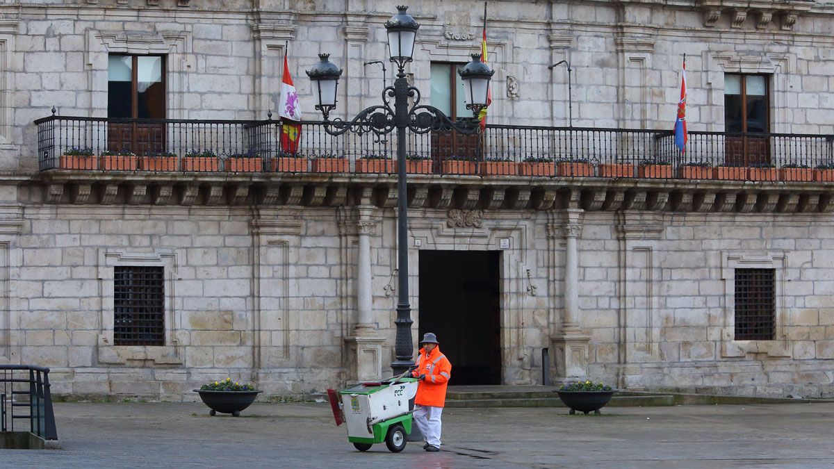 Un operario de FCC limpia en la Plaza del Ayuntamiento de Ponferrada. | CÉSAR SÁNCHEZ (ICAL)