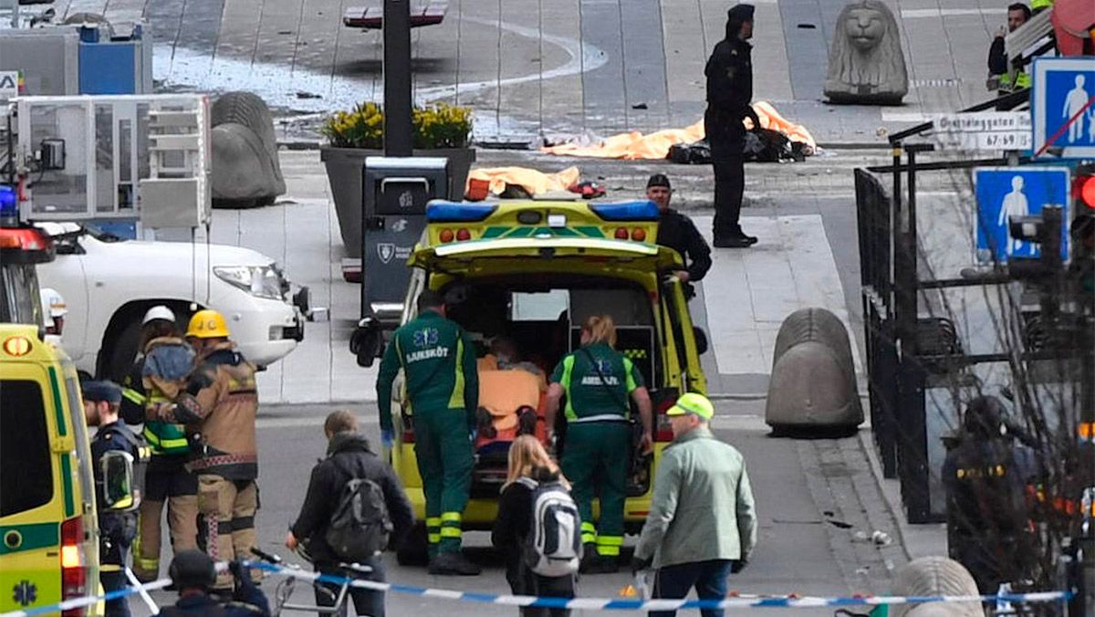 Emergencias sanitarias actuando en el lugar del ataque. | ABC