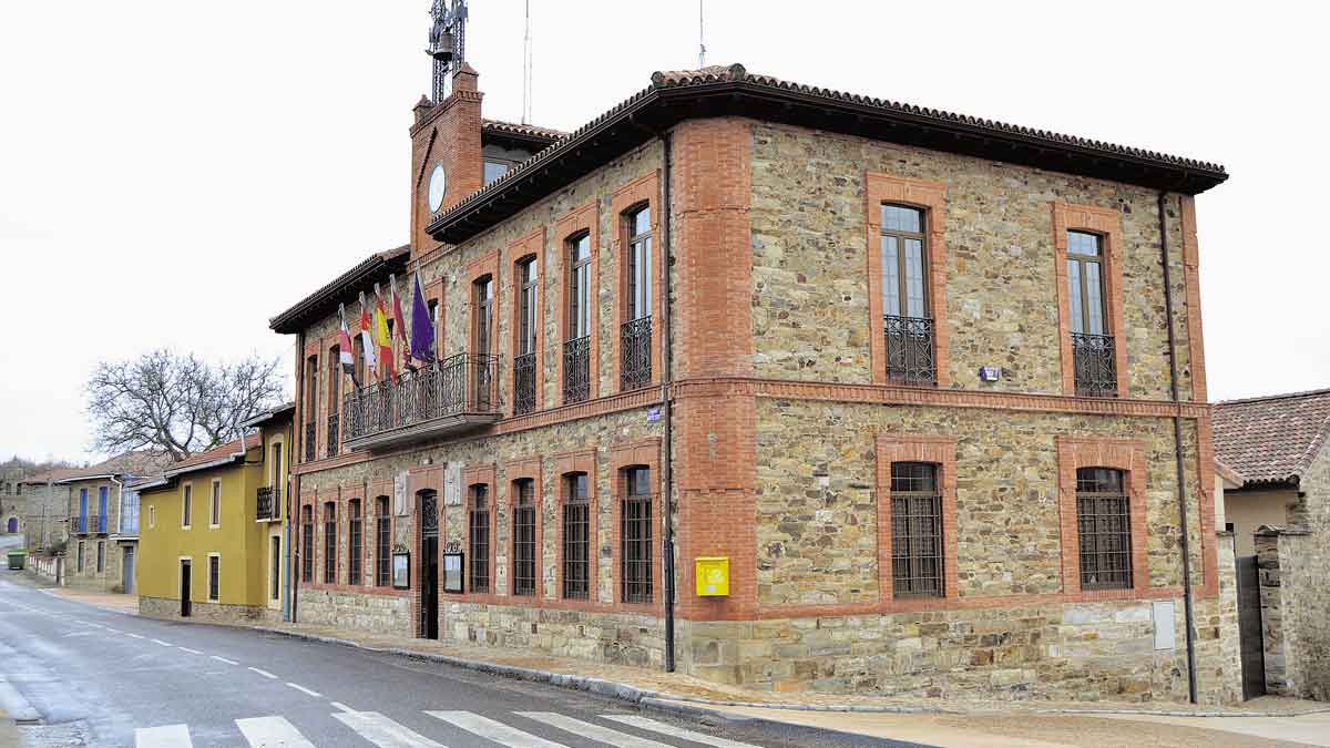 Imagen del Ayuntamiento de Santa Colomba. | P.F.