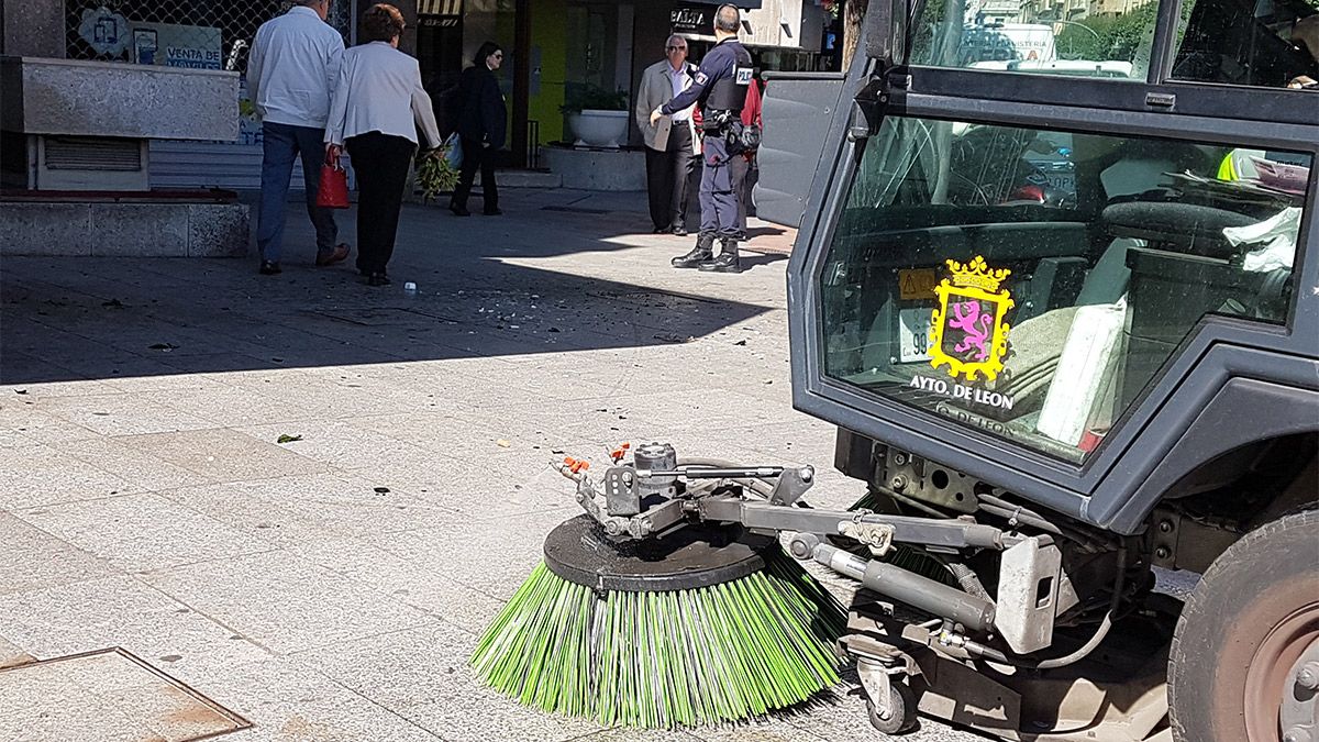 Los servicios de limpieza del Ayuntamiento de León en una imagen de archivo. | L.N.C. Los servicios de limpieza del Ayuntamiento de León en una imagen de archivo. | L.N.C.