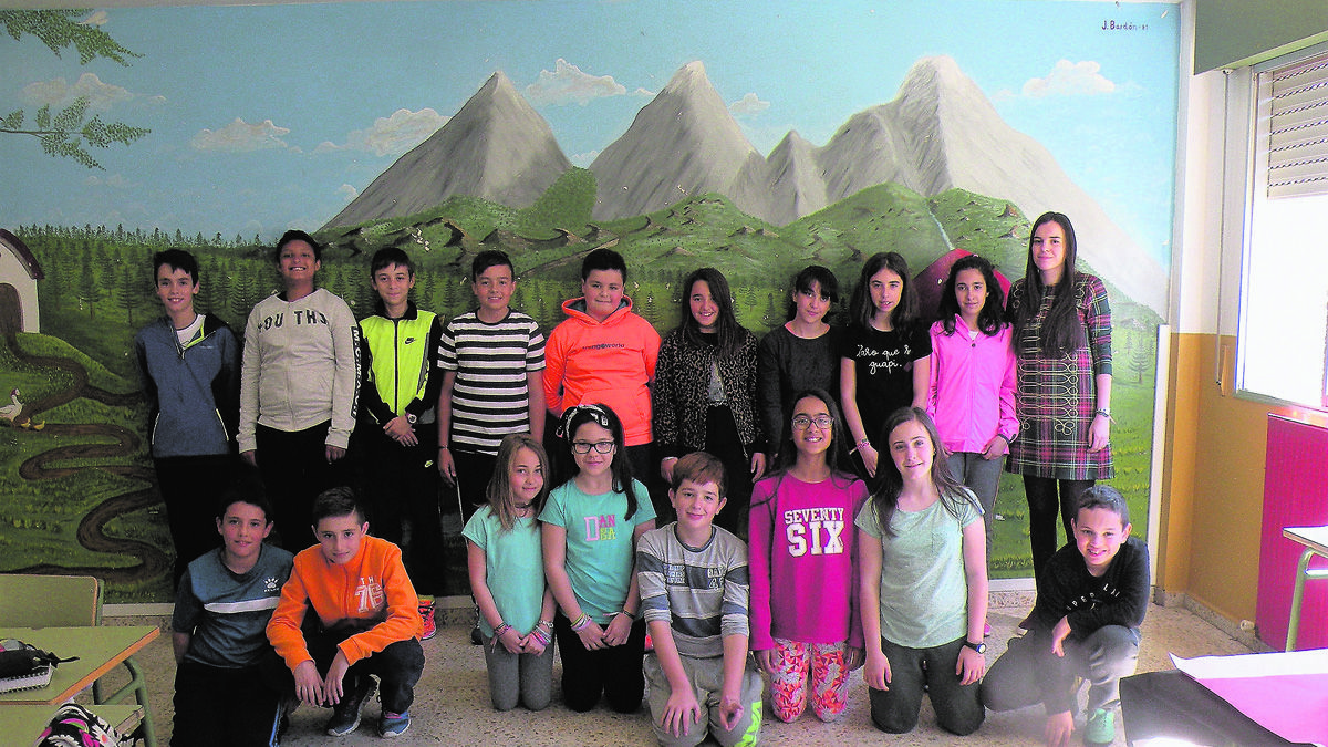 Los alumnos de 5º y 6º de Villaseca de Laciana junto a su profesora Laura Villastrigo Carbajo. | ESTEFANÍA NIÑO