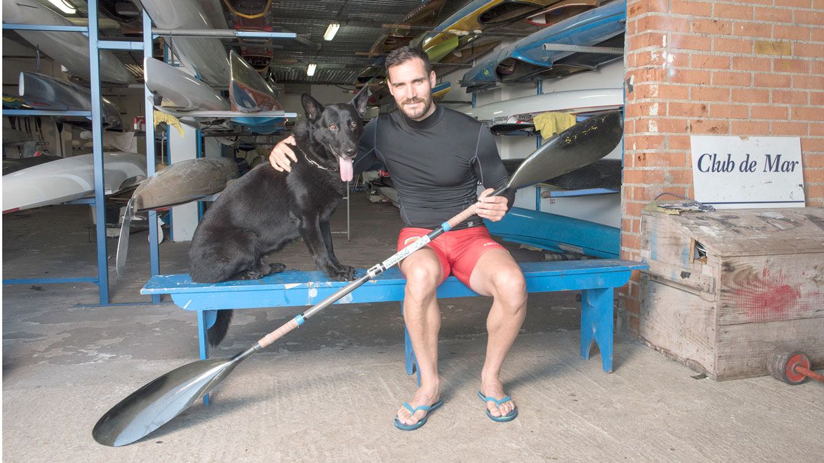 La imagen de Negro con el piragüista, medallista olímpico y policía español Saúl Craviotto Rivero. | JAVIER VALLADARES