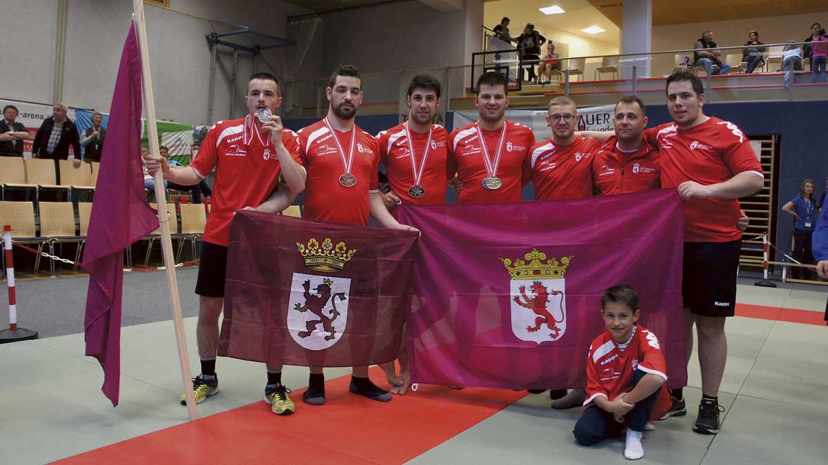 La expedición leonesa posa con las banderas de León al final del Europeo de Celtas con las cinco medallas logradas en total. | ANTONIO