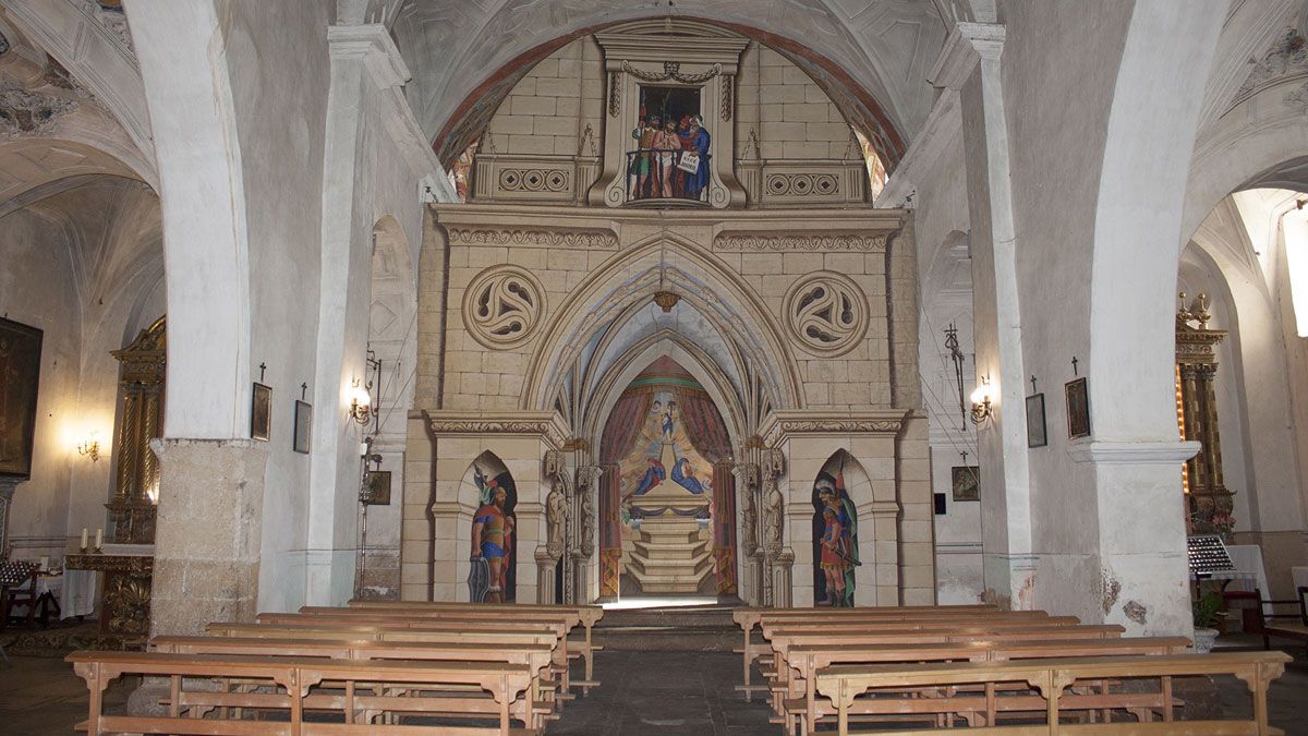 El altar mayor tapado con los lienzos del Monumento de Semana Santa. | T.G.