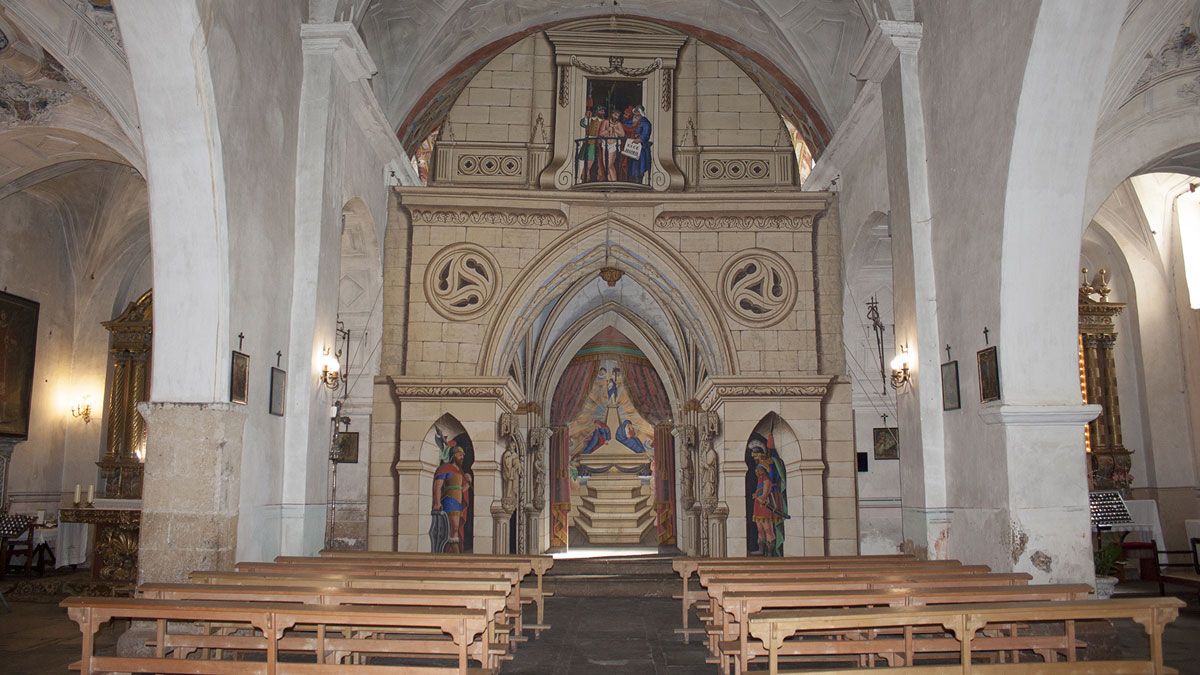 El altar mayor tapado con los lienzos del Monumento de Semana Santa. | T.G. El altar mayor tapado con los lienzos del Monumento de Semana Santa. | T.G.