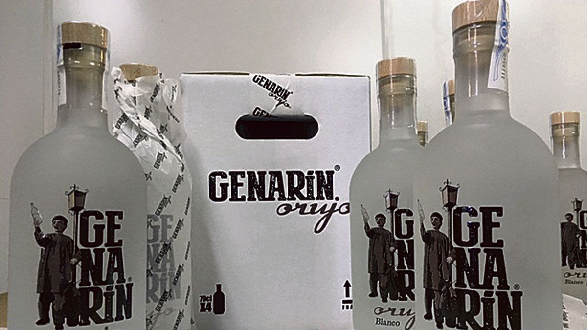 Algunas de las botellas del nuevo Orujo Genarín.