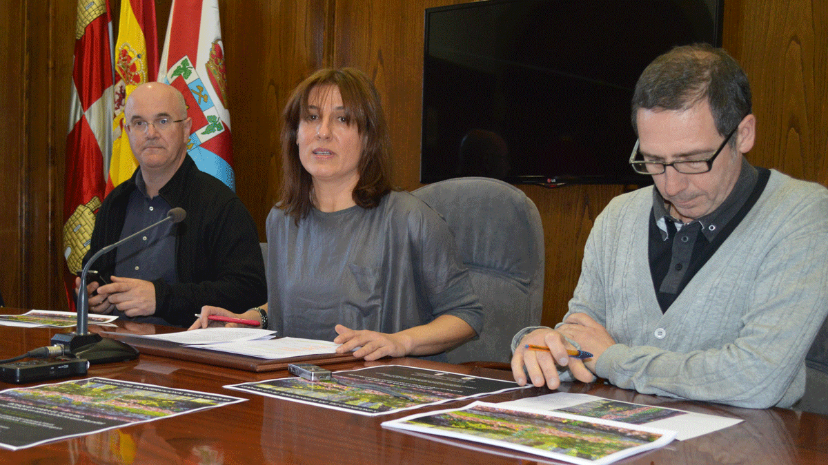 La concejal Cristina López Voces, en rueda de prensa, en el Ayuntamiento de Ponferrada. | L. N. C.