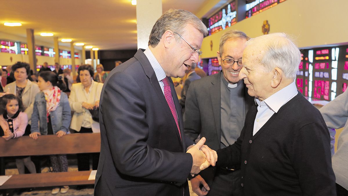El alcalde de León, Antonio Silván, saluda al padre agustino Herminio Negral Paniagua. | CÉSAR El alcalde de León, Antonio Silván, saluda al padre agustino Herminio Negral Paniagua. | CÉSAR