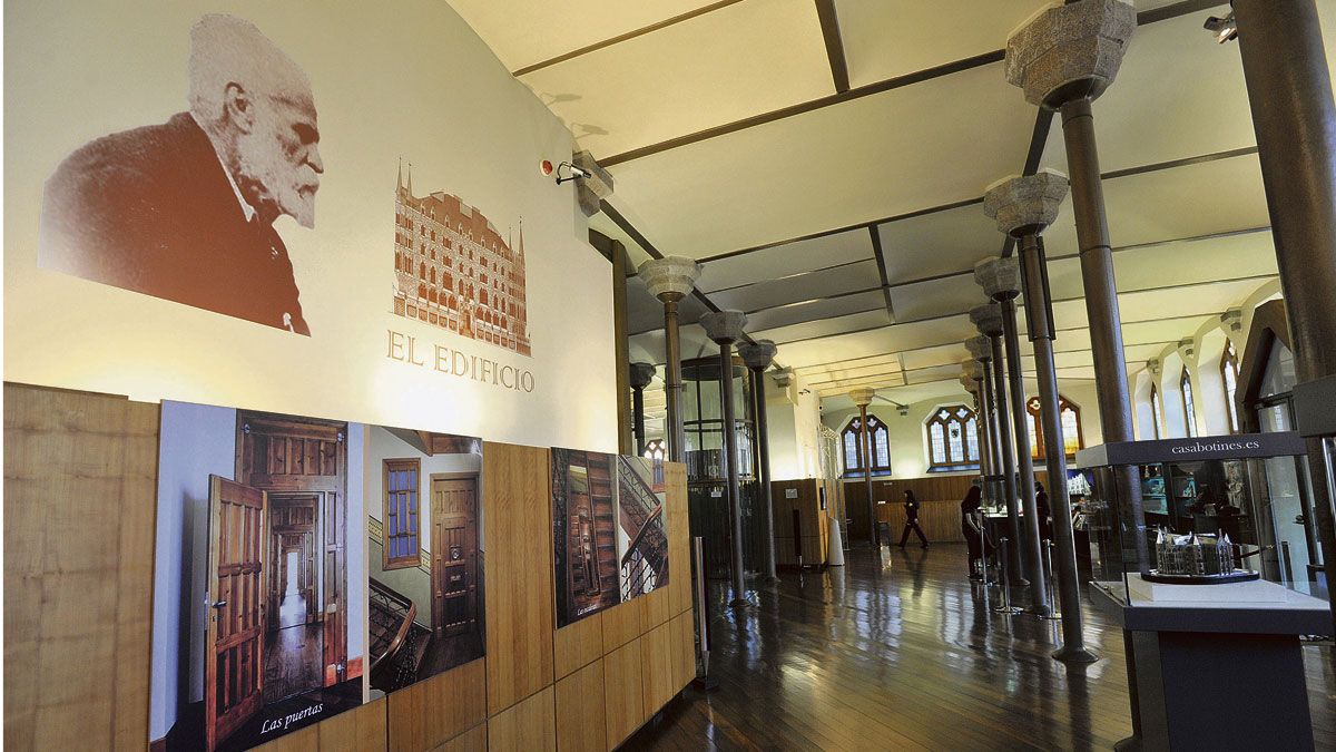 Aspecto que presentaba ayer el hall de la Casa Botines en su primer día de apertura como museo. | DANIEL MARTÍN