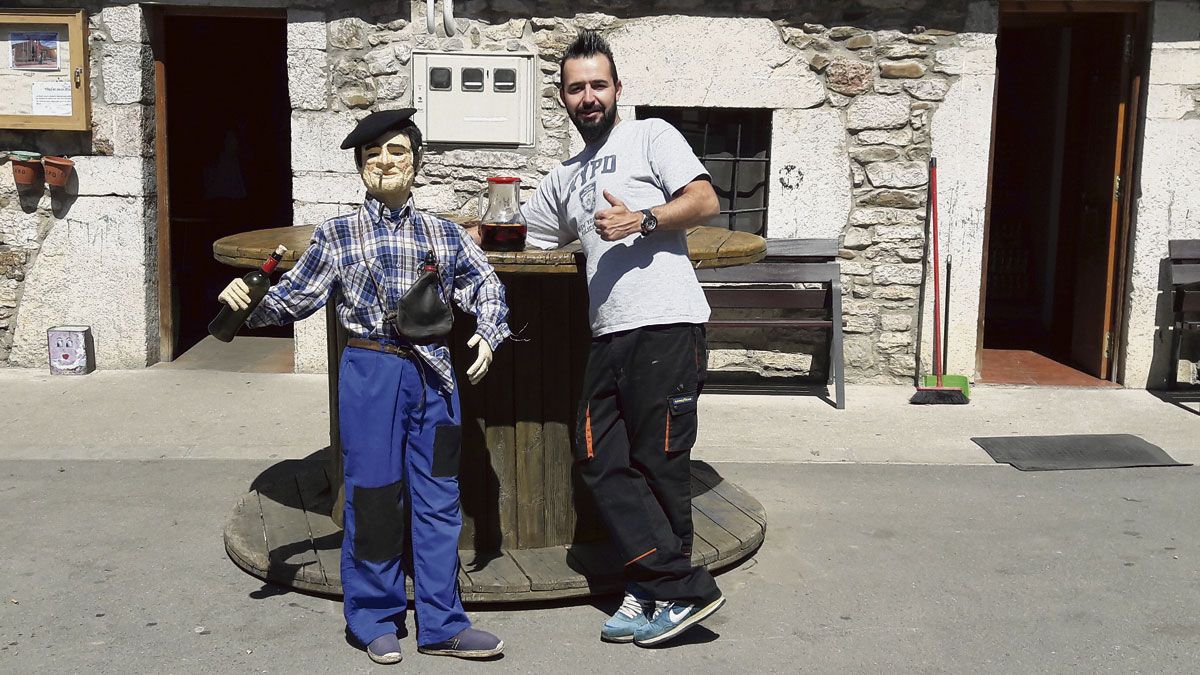 Genarín de Orzonaga y El Chino de la Taberna, de limonadas por el pueblo.