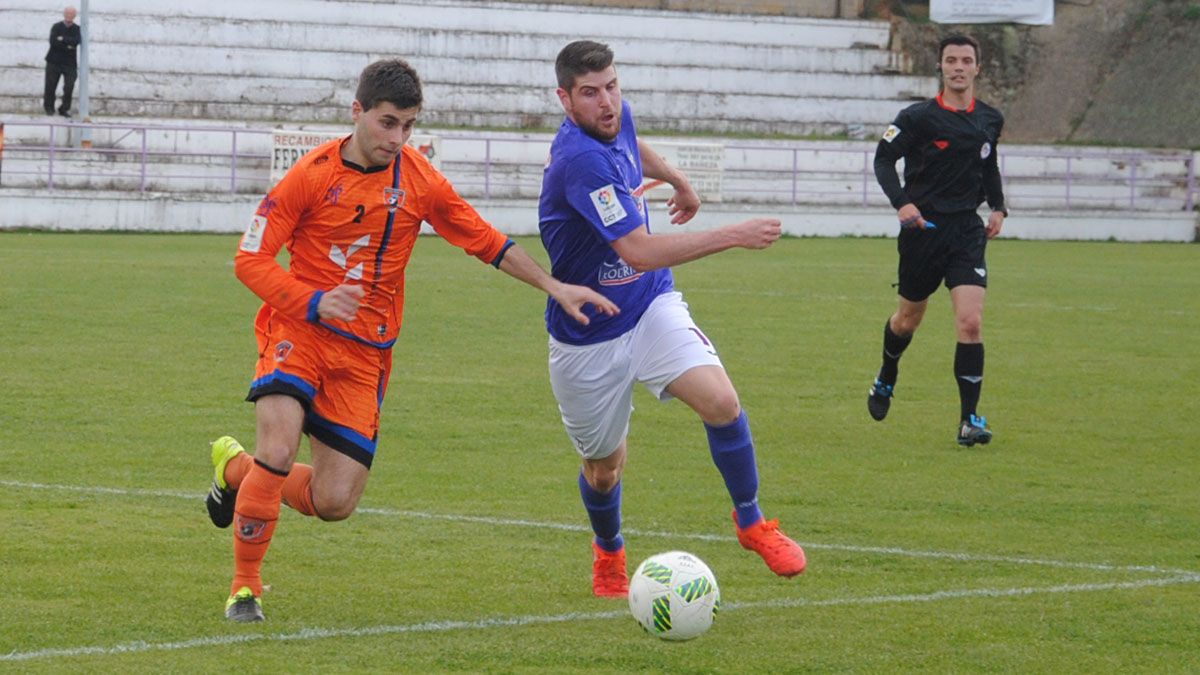 Un balón dividido en el choque entre La Bañeza y el Burgos. | ABAJO