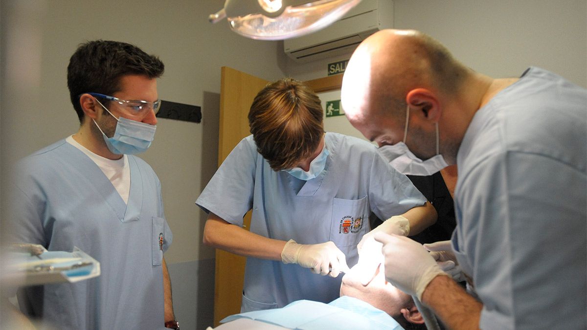 25 personas han sido derivadas a la Clínica Solidaria del Colegio de Odontólogos de León. | DANIEL MARTÍN